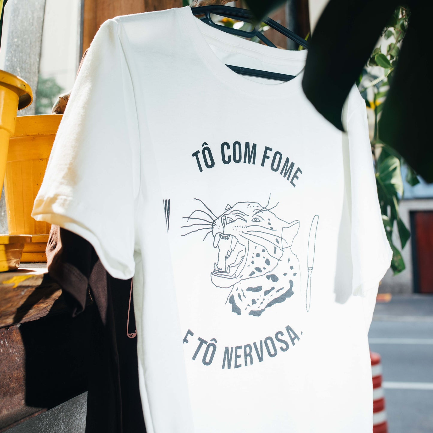 Camiseta Tô Com Fome e Tô Nervosa - offwhite